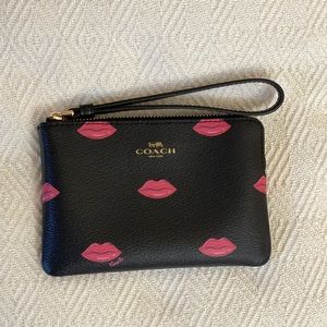 Coach CORNER ZIP WRISTLET WITH LIPS PRINT